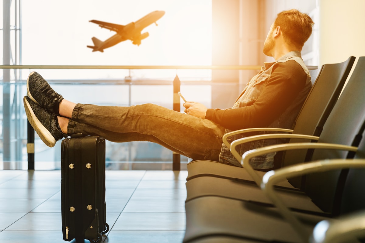 Viajeros felices en el aeropuerto